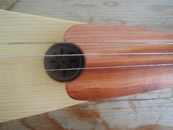 Rebec (Rabab) – Detail